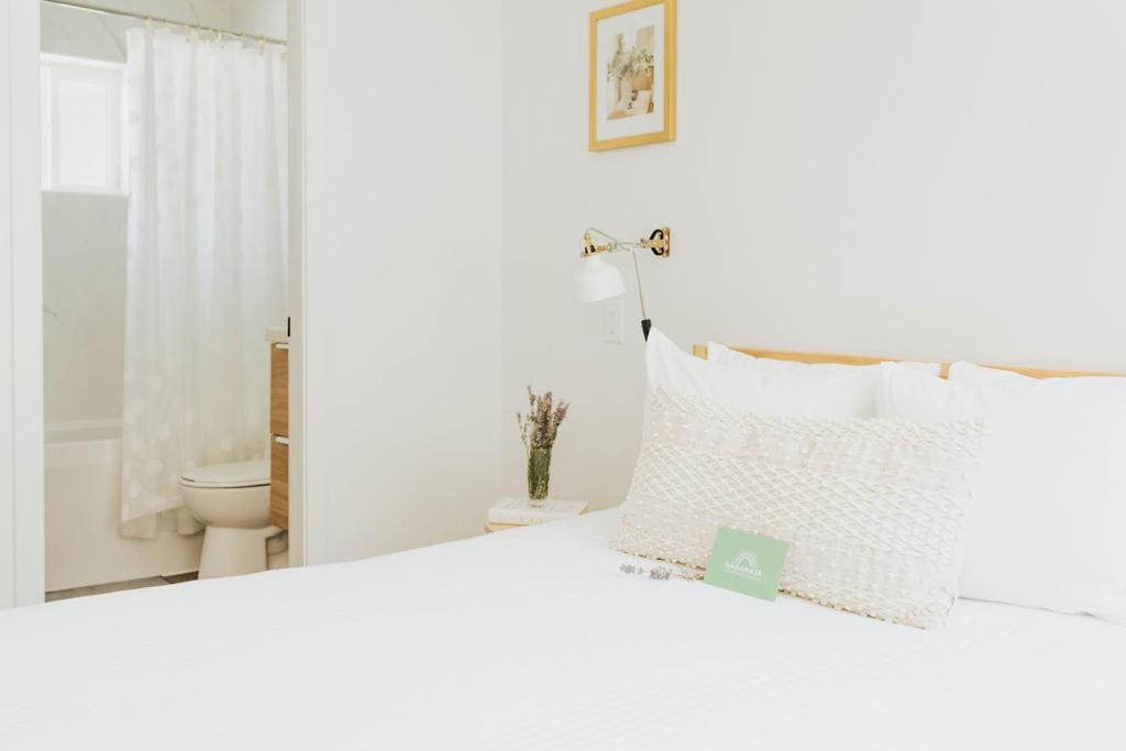 Naramata Courtyard Suites Экстерьер фото