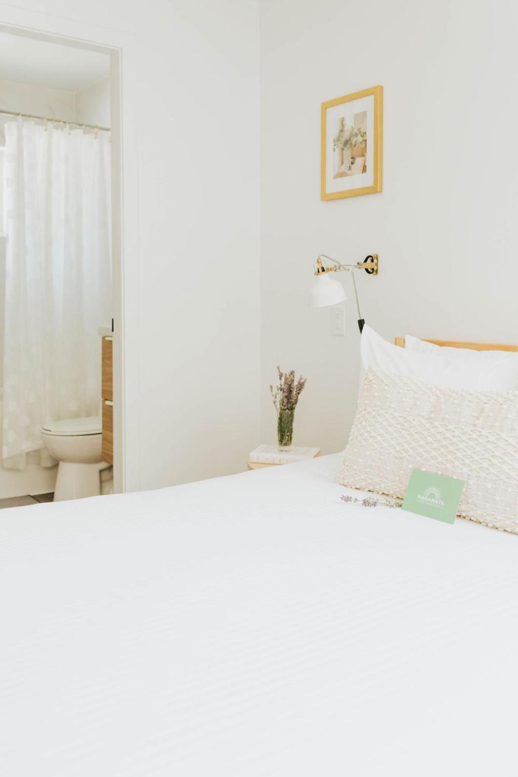 Naramata Courtyard Suites Экстерьер фото