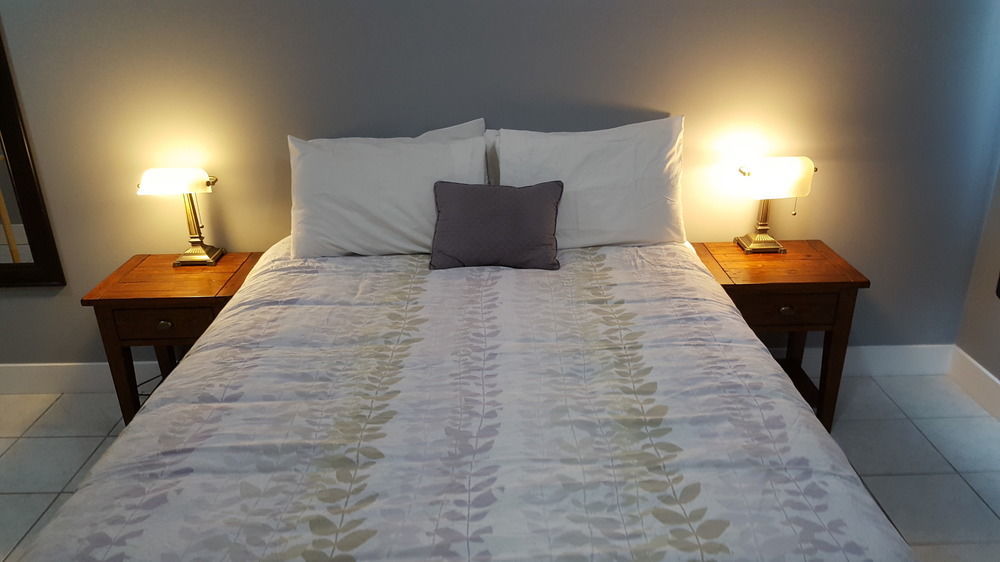 Naramata Courtyard Suites Экстерьер фото