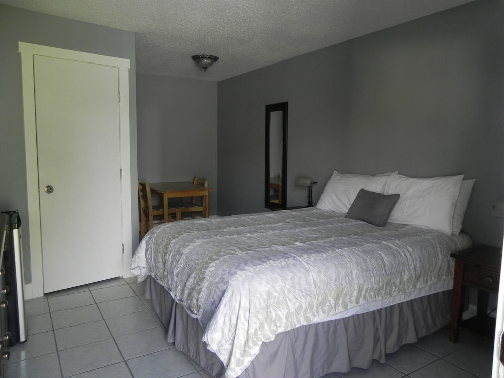 Naramata Courtyard Suites Экстерьер фото