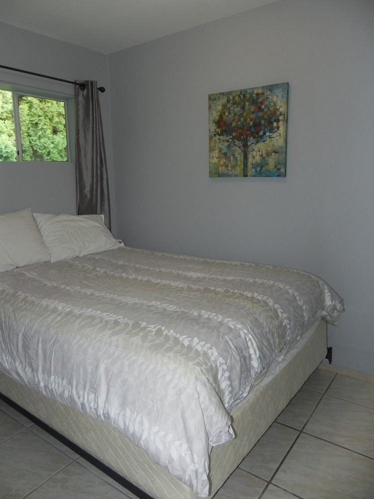 Naramata Courtyard Suites Экстерьер фото