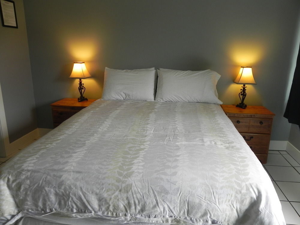 Naramata Courtyard Suites Экстерьер фото