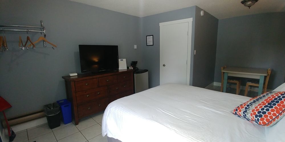 Naramata Courtyard Suites Экстерьер фото