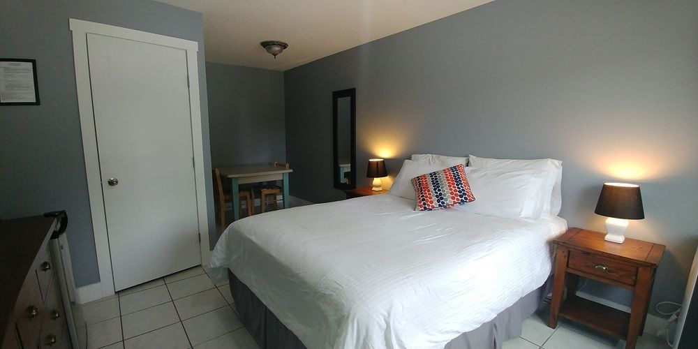 Naramata Courtyard Suites Экстерьер фото