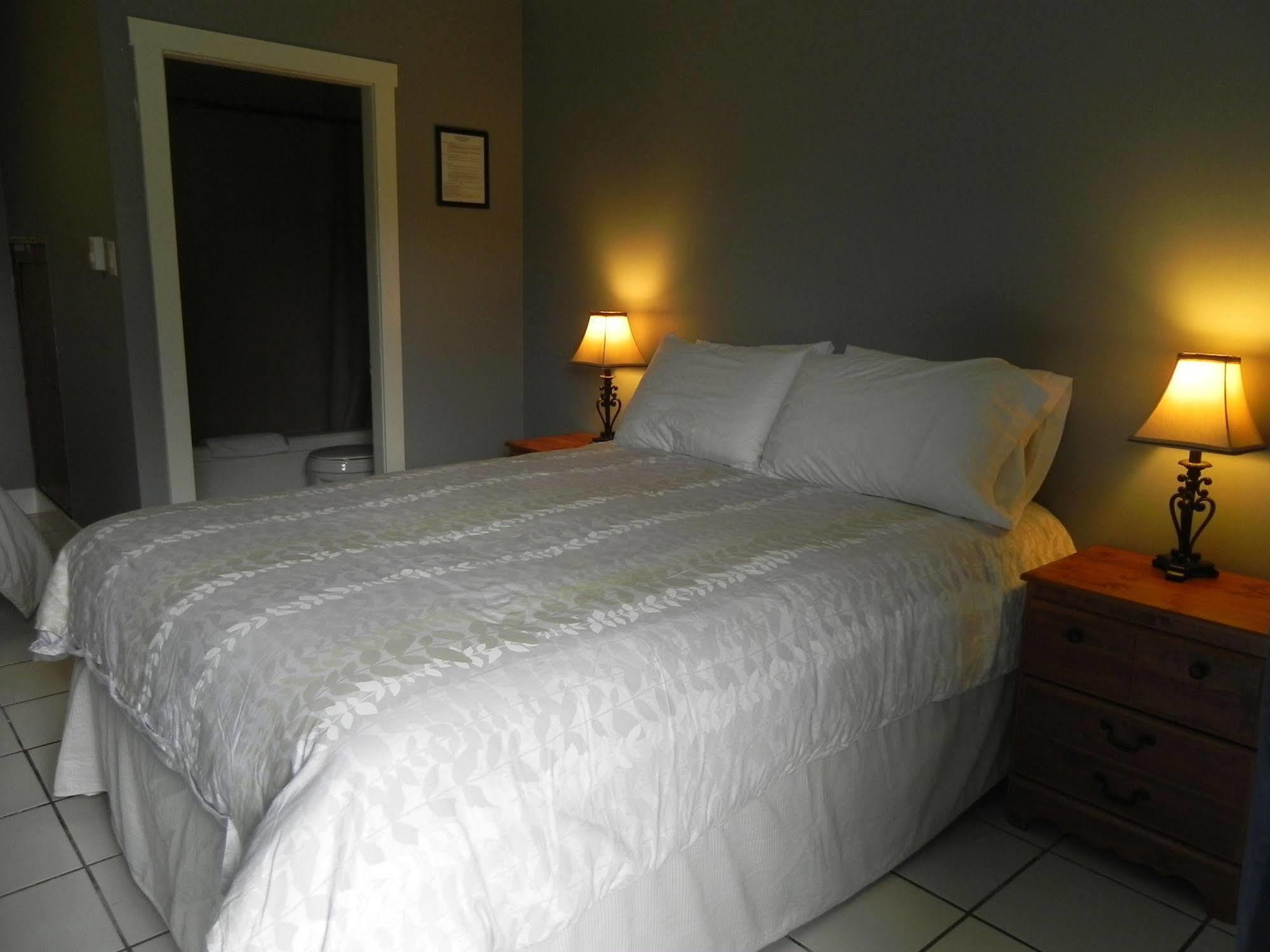 Naramata Courtyard Suites Экстерьер фото