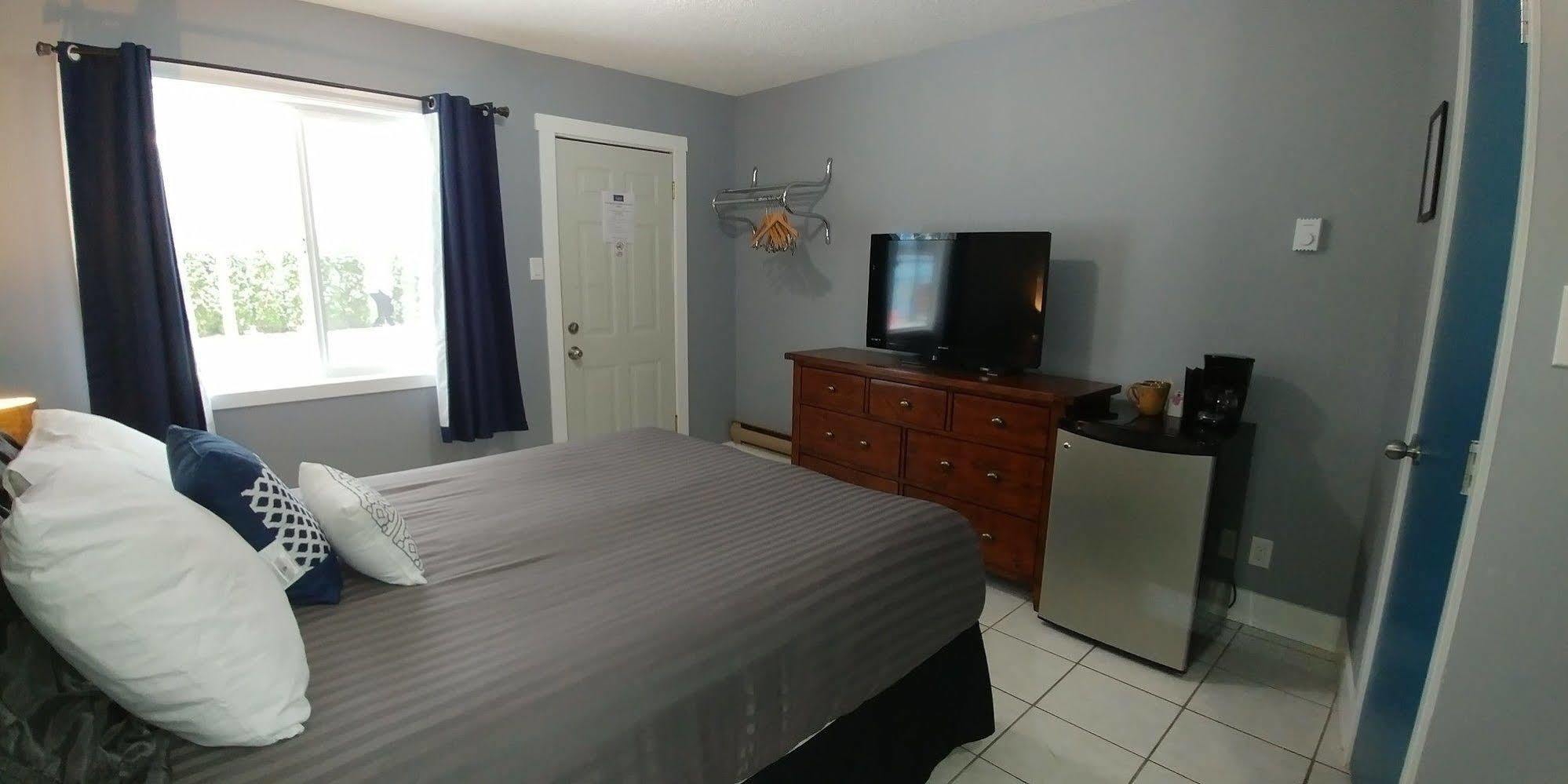 Naramata Courtyard Suites Экстерьер фото