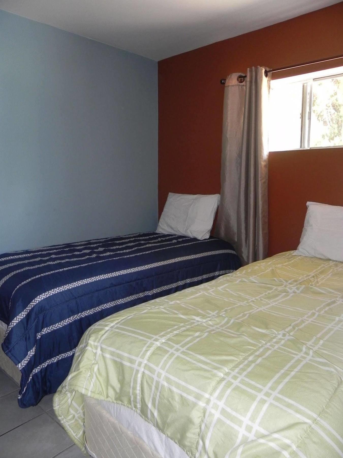 Naramata Courtyard Suites Экстерьер фото