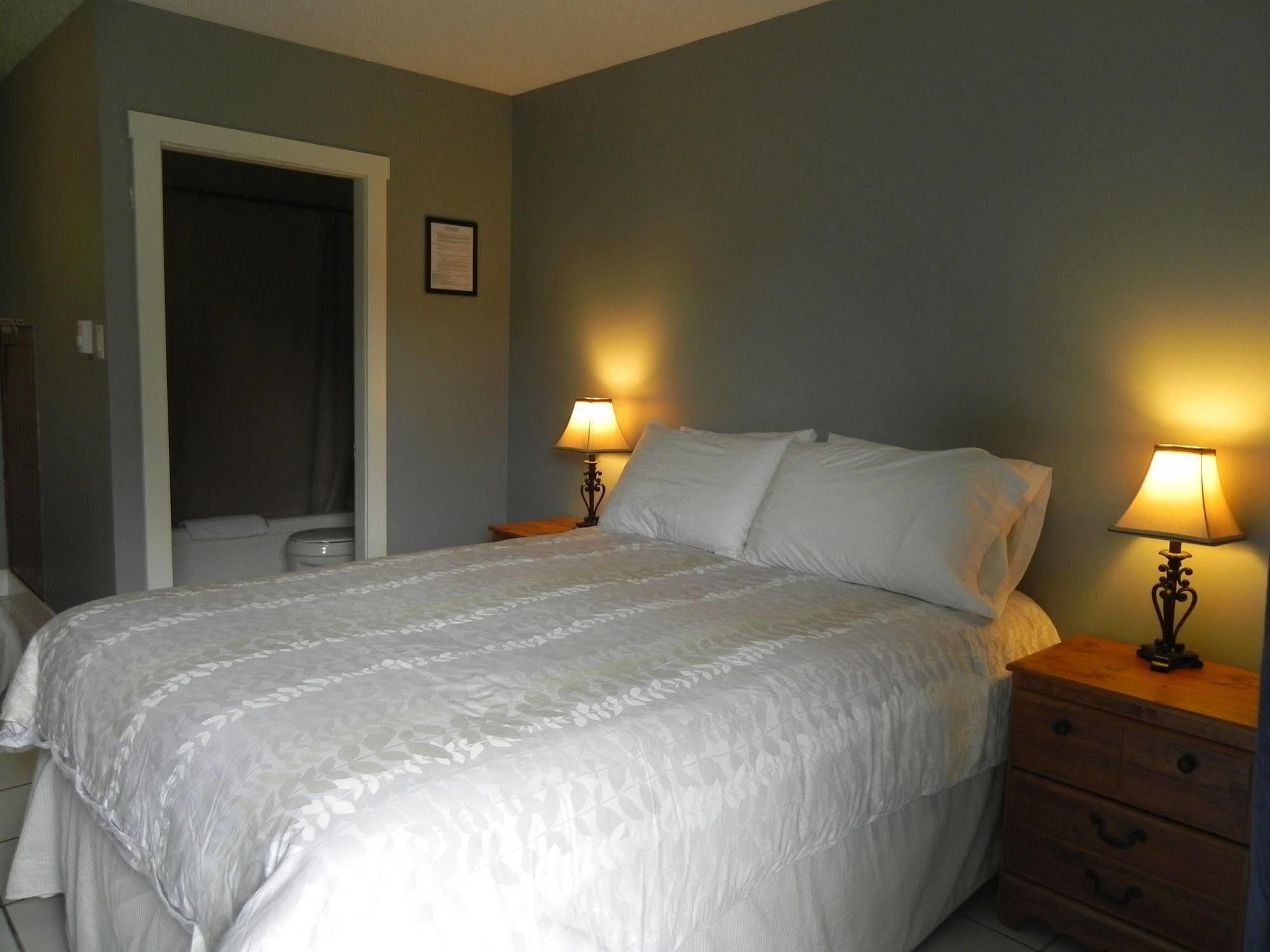 Naramata Courtyard Suites Экстерьер фото