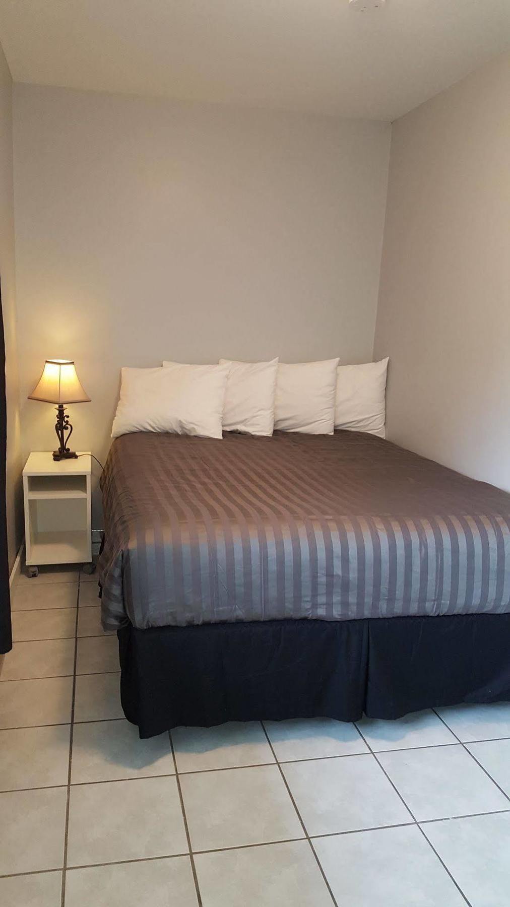 Naramata Courtyard Suites Экстерьер фото