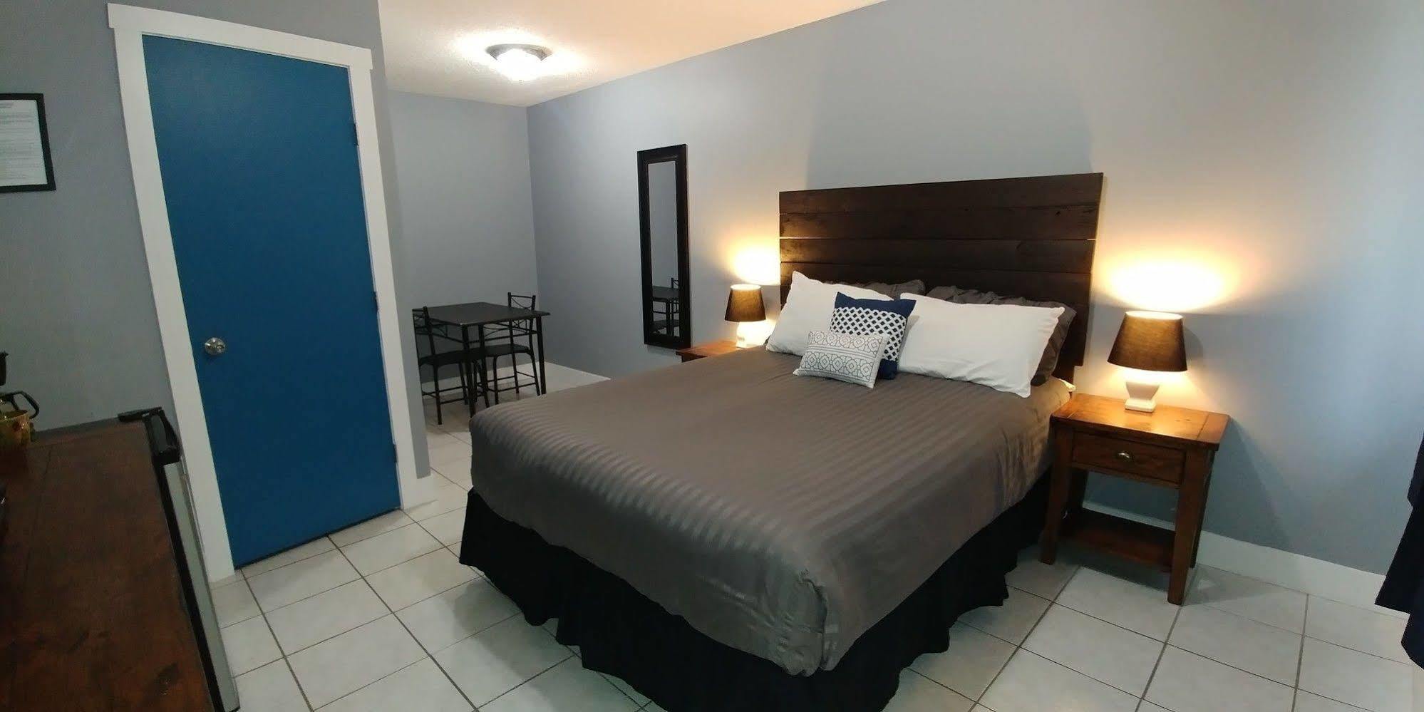 Naramata Courtyard Suites Экстерьер фото